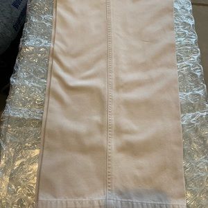 Casual men pants have 6 pockets,one on each leg.